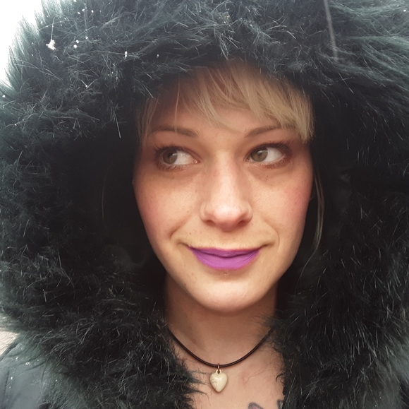 Meet your Posher, Addie (Crafty Queen Bea) - Picture 1 of 2